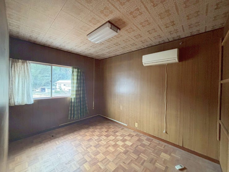 2階洋室。収納スペースがない分、好きな収納家具を買ってお部屋をトータルコーディネートしてもるのも楽しそうです♪メルヘンに、シックに、カントリーに。思い思いのイメージするお部屋へ。