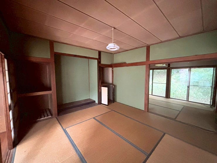 1階西側和室。床の間があるので、掛け軸や生け花を飾ったりするとより素敵な和室になりそうですね。また、正月なら鏡餅、お月見の季節には月見団子とススキなど季節ごとに変えて楽しむのもよさそうです。