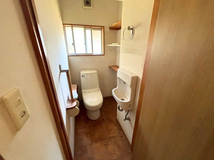 手洗い付きのトイレなので手を洗うこともでき、また、タオルを設置できるタオル掛け付き。トイレ内は小窓付きで換気がしやすく、予備のトイレットペーパーを置けるスペースもあります。