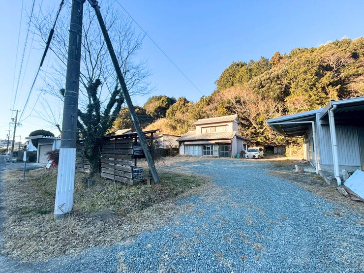 駐車スペース3台分(車種によります)。並列に駐車できるため、帰宅時の入れ替えや急な用事で車を出したい時、予定より早めに家を出たい時など、入れ替えるストレスがなく便利です。