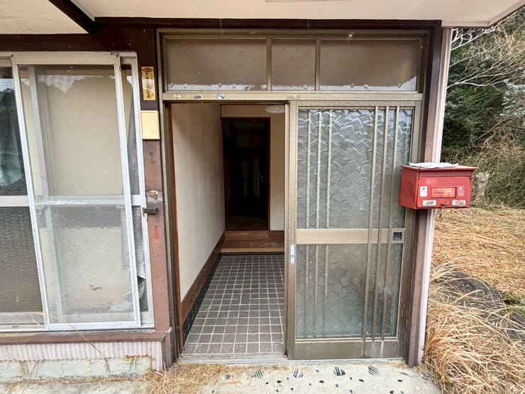 玄関ポーチは雨をしのげる屋根付き。玄関ドアは引き違い戸で、開き戸のように一歩さがる必要がないため、荷物を抱えていても開閉しやすいメリットがあります。