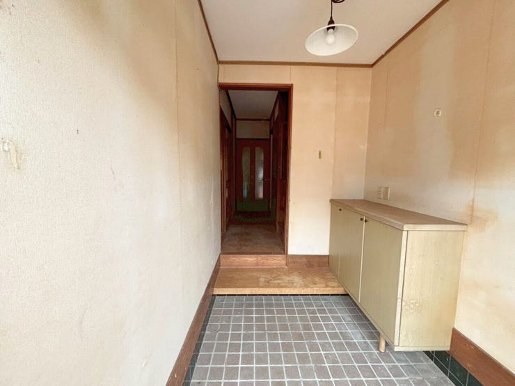 背の低いシューズボックスは、玄関での存在感・圧迫感が少なく天板の上も使えるスペースですので、花や観葉植物を飾れば玄関が華やかに♪また、鍵をポンとおいて外出をスマートにすることも♪