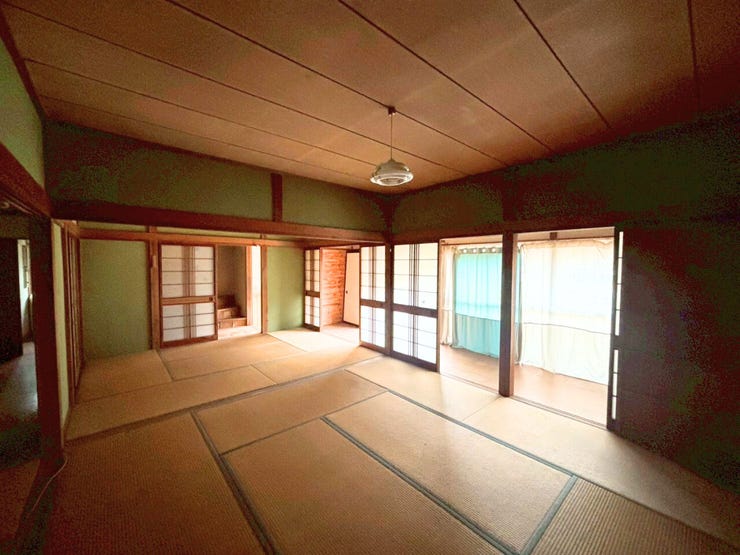 1階西側和室、別角度。来客の人数に合わせて使いやすい二間続きの和室は、来客が多い時には仕切りの建具を取り払い大きなワンルームとして使用可能♪親戚やご近所さんを招いて宴会を開くことができちゃいます♪