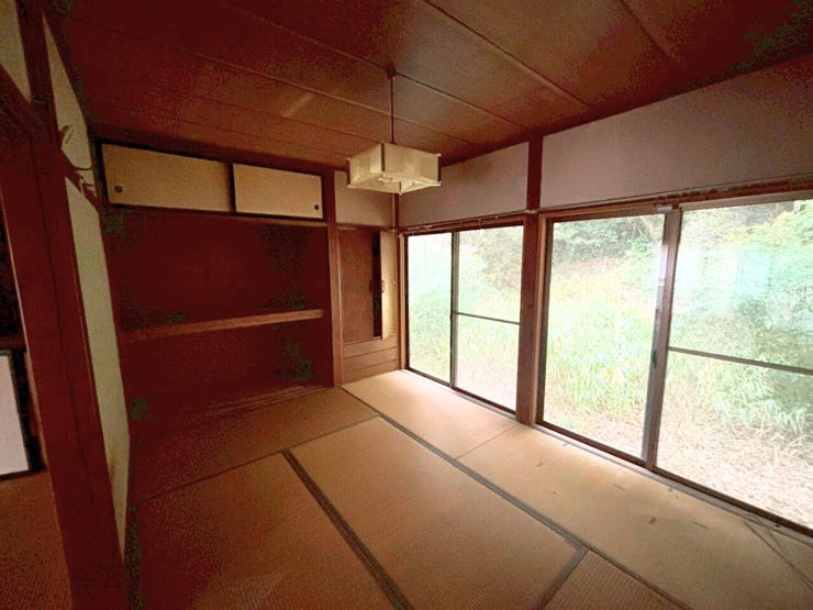 1階北側和室。座卓やこたつを置けば居間や客間として使用でき、布団を敷けば「寝室」としても使用可能♪使い勝手がいいのが和室の良さです。収納スペース付き♪