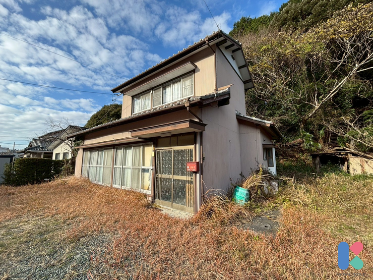 【外観】
「表札はどんなデザインが合うだろうか」「あの部屋は自分の部屋にしたいな」「ほしいと思っているあのソファは置けるかな」など自分がここに住んだら、どのようにしようかと考えながら楽しくご内覧ください♪