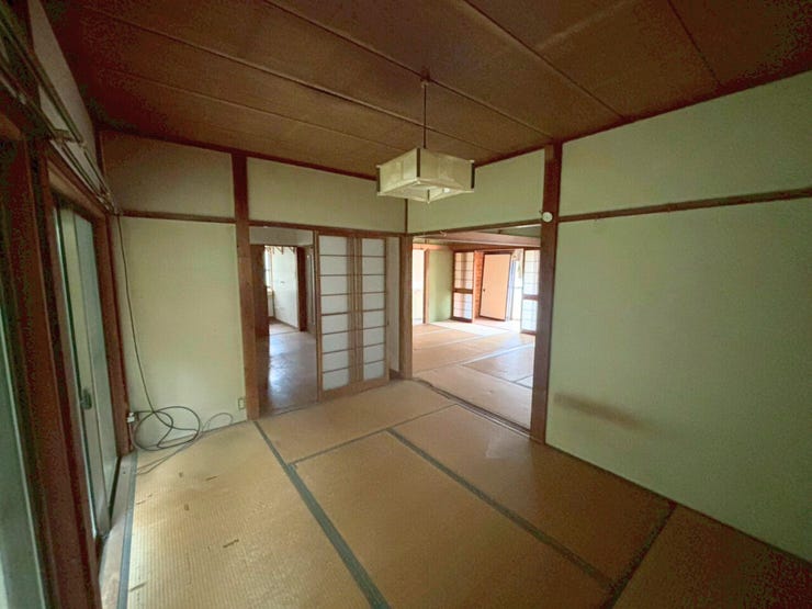 1階北側和室、別角度。生活スタイルに合わせて使用できる1階のお部屋はなにかと便利!収納スペース付きなので、階段の昇り降りが辛くなってくる老後のためにも寝室として使用できるお部屋があると助かります♪