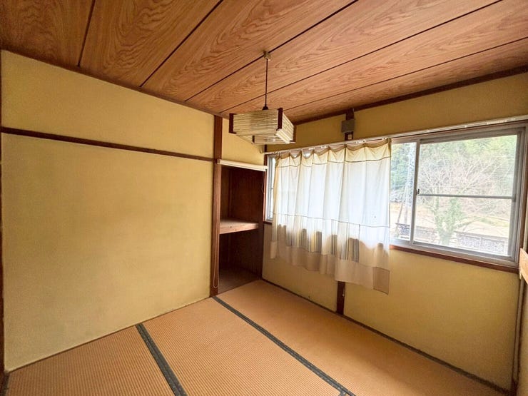 2階和室、別角度。夏場は涼しく感じられ、冬場は足元の冷えを和らげてくれる畳は、フローリングに比べて足音が響きにくく、また転倒しても怪我をしにくい利点があります。
