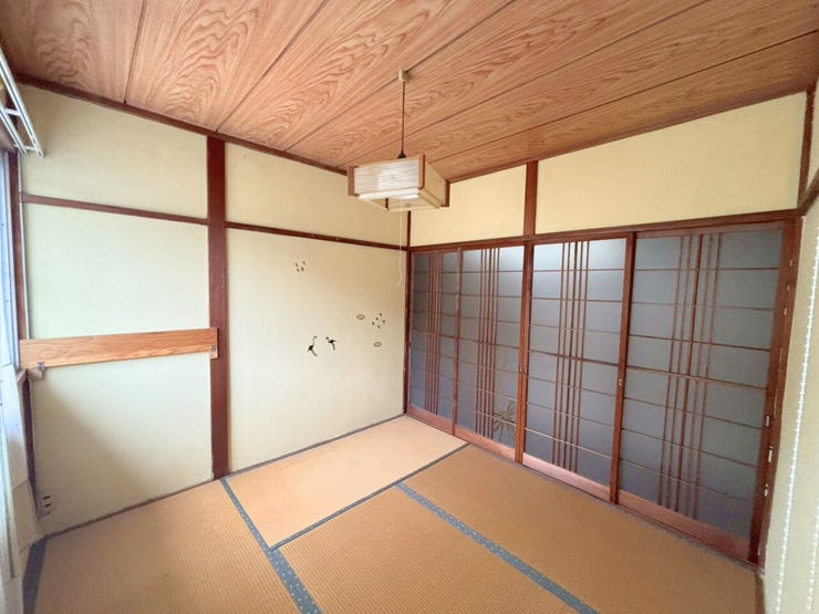 2階和室。夏場は涼しく感じられ、冬場は足元の冷えを和らげてくれる畳は、フローリングに比べて足音が響きにくく、また転倒しても怪我をしにくい利点があります。