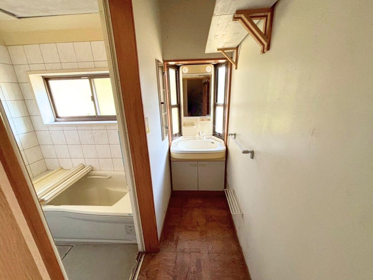 洗面台付近に窓があるため、洗面所内が明るい印象に♪また、洗面台の鏡はシンプルでスッキリとした印象を与える1面の鏡です。洗面下には収納スペースもございます。