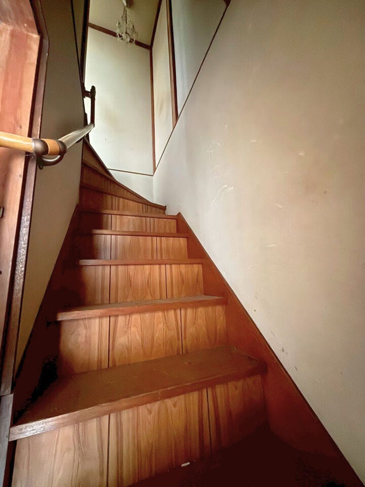 階段には転倒や転落などの事故を予防するのに役立つ手すり付き♪運動機能や筋力が低下しているとバランスを崩しやすくなるので、動作のサポートをし、負担を減らしてくれる手すりがあると助かりますよ♪