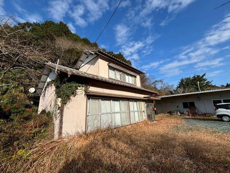 春にはチューリップ、夏にはヒマワリ、秋にはコスモス、冬にはパンジー。花壇をつくって四季折々の花々を楽しむ喜びを味わいませんか?色とりどりの花々は気分も明るく華やかになりますよ♪