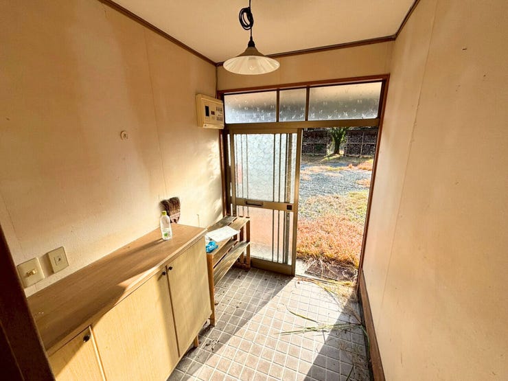 玄関ドアは引き違い戸で、開き戸のように一歩さがる必要がないため、荷物を抱えていても開閉しやすく、開閉に必要なスペースが開き戸より少ないので、玄関スペースを有効活用しやすいです。