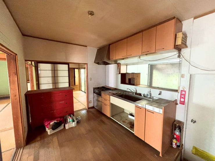 キッチンは調理に集中しやすい壁付けタイプ♪壁向きキッチン特有の暗いまたは圧迫感があるという問題も正面に窓があることで開放感があり、また換気がしやすくなっています。