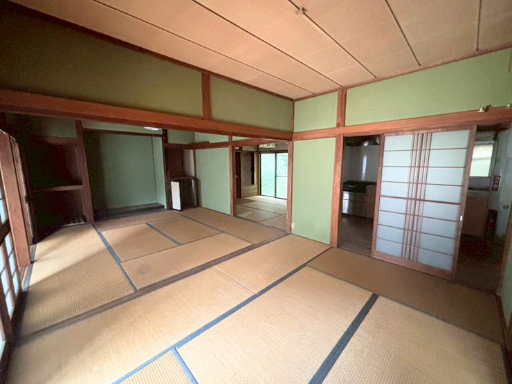 1階東側和室。夏場は涼しく感じられ、冬場は足元の冷えを和らげてくれる畳は、フローリングに比べて足音が響きにくく、また転倒しても怪我をしにくい利点があります。