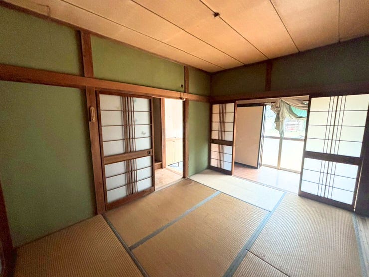 1階東側和室、別角度。和室といえばお布団を敷いて寝たいですよね。お布団ならベッドから落ちてしまう心配がなく、たためば小さくなるので場所をあまりとらず、押入れにしまえば広々とお部屋を使用できちゃいます。