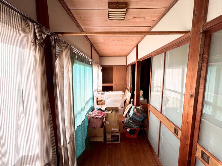 縁側。日向ぼっこしたり読書したり、まったりとした時間を過ごせる家族の憩いの場ともなる縁側♪急な雨の日には室内干しスペースとしても使用できるのが縁側の魅力!