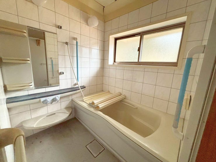 浴室には窓付き♪湯船に入りながら窓を開け、冬の冷たい空気を感じたり、雨の日には雨音、時には虫の声など様々な音や空気を感じたり聞きながらゆったりとしたバスタイムを。