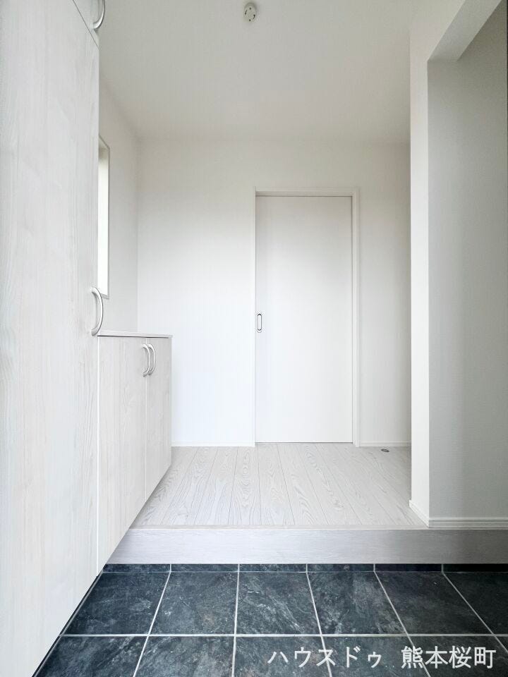 ■□■「しまう」が叶える、美しい玄関■□■大容量のシューズボックスがあることでいつも整理された、気持ちの良い「家の顔」を保てます。