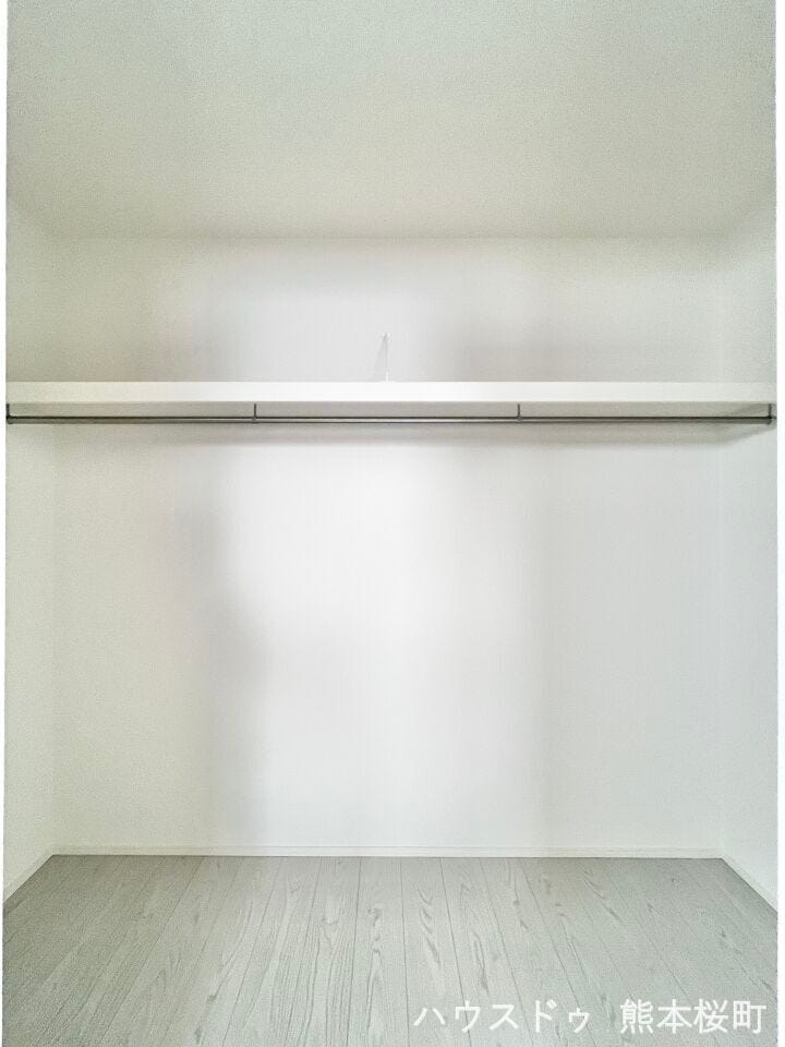 ■□■7.2帖洋室WIC■□■衣類から小物まで一ヶ所に集約。整理整頓がしやすく、毎日のコーディネートが楽しくなるゆとりの収納です。