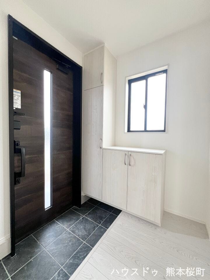 ■□■「ただいま」の安堵をくれる場所■□■訪れる人を迎え入れ、帰るたびにホッと一息つける、明るく機能的なエントランス。