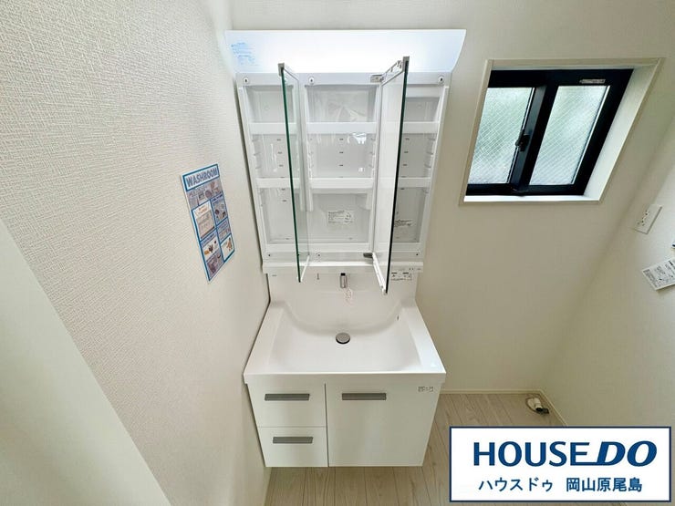 洗面脱衣所は、三面鏡タイプのシャンプードレッサーを完備!ミラー裏に収納でき、生活感なくすっきり♪