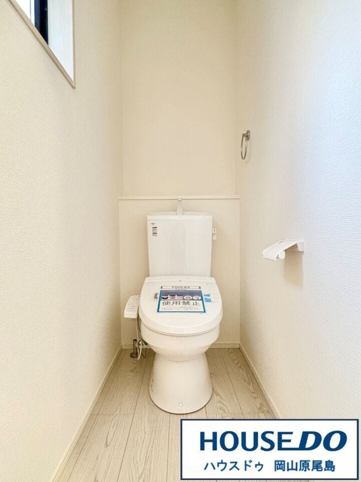 トイレは1階と2階に配置、清潔感のある温水洗浄便座です。