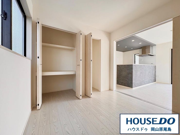 シンプルなお部屋だからこそ趣味に合わせて快適に使えますね。クローゼット付きでお部屋をすっきり見せる事が出来ます♪