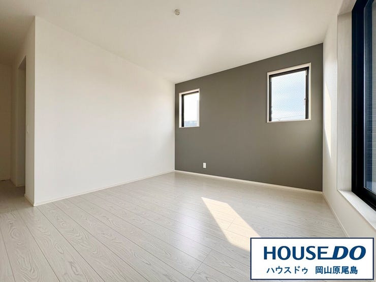 バルコニーと繋がるお部屋ですのでお布団などの大きな洗濯物もそのまま干してフカフカに♪2面採光のため明るく、風通しの良いお部屋です。