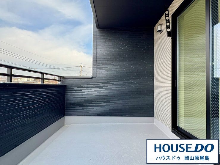 陽当り良好なバルコニーには、洗濯物干しに便利な竿かけも完備しています◎