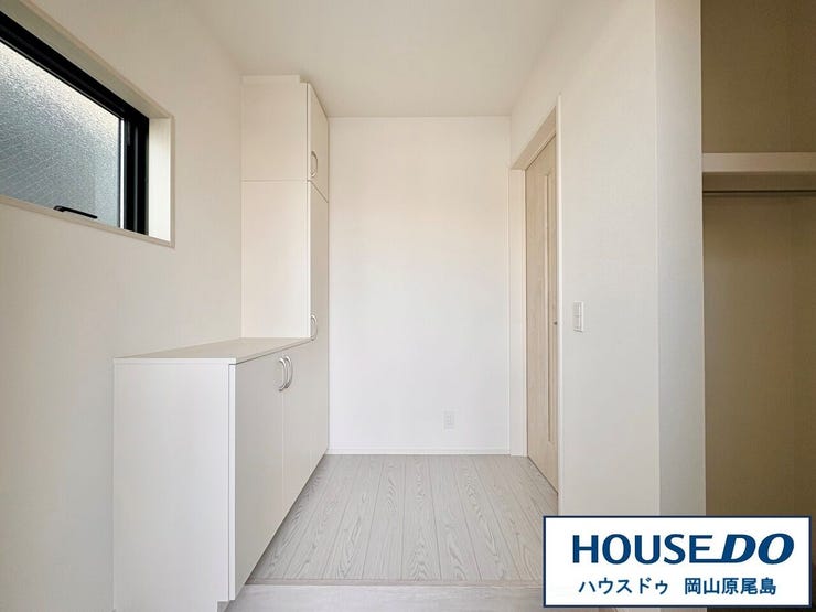 人を迎え入れる最初の場所だからこそ、清潔感がある空間にして頂ける様にゆとりあるシューズボックスを設置しました。おでかけの時も帰った時も、「我が家」を最初に感じでもらえる素敵な空間に♪