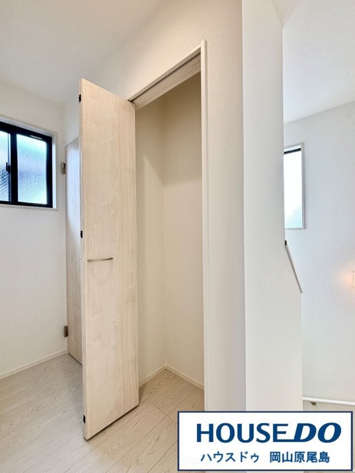 2階廊下には、掃除道具などの保管にもおススメな収納スペースもあります♪