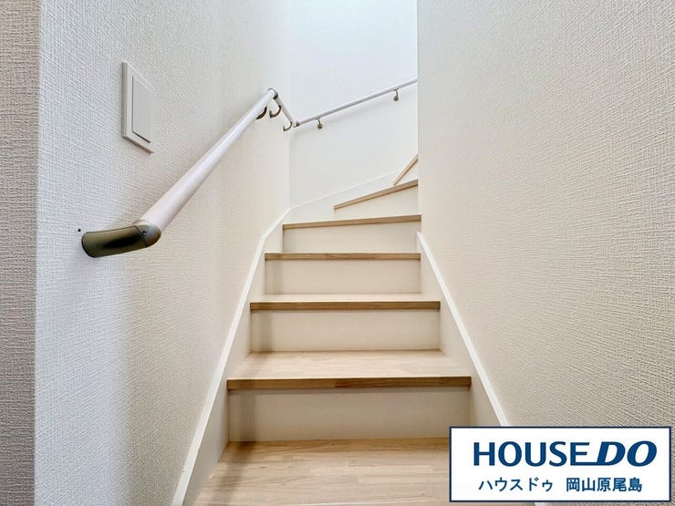 手摺り付きで子供さんの往来も安心です!明るい窓からの自然光が、階段を優しく照らし、開放感のある空間を演出します。