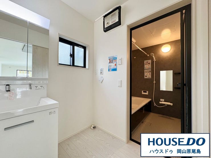 洗面スペースに窓があるので、朝の準備も明るい気分で出来ますね!湿気が溜まりやすい場所でもあるので、換気出来るのも嬉しいポイントです(^^)/