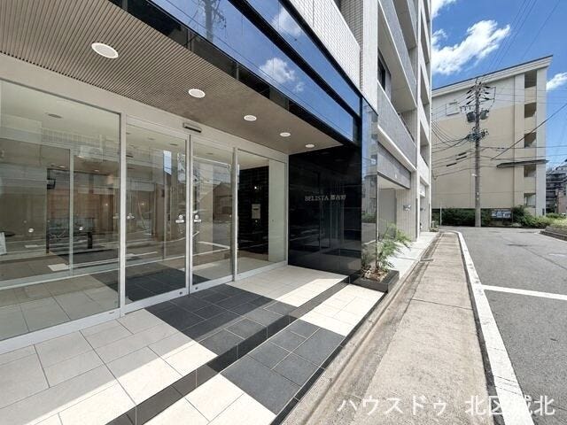 落ち着いたモノトーン外観とガラス張りの開放的なエントランス。高級感あるデザインで来客時の印象も良好です。