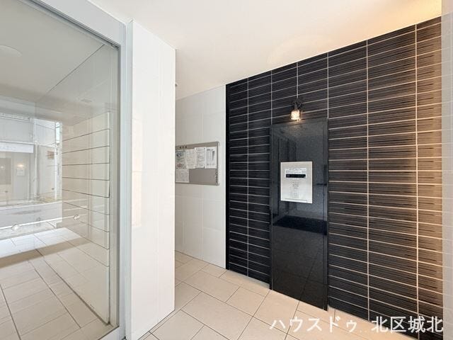 重厚感あるエントランス。オートロックの安心感もありながら、ホテルライクな上質空間が住まいの価値を高めます。