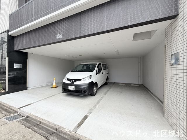 車の出し入れがしやすい平面駐車場です。