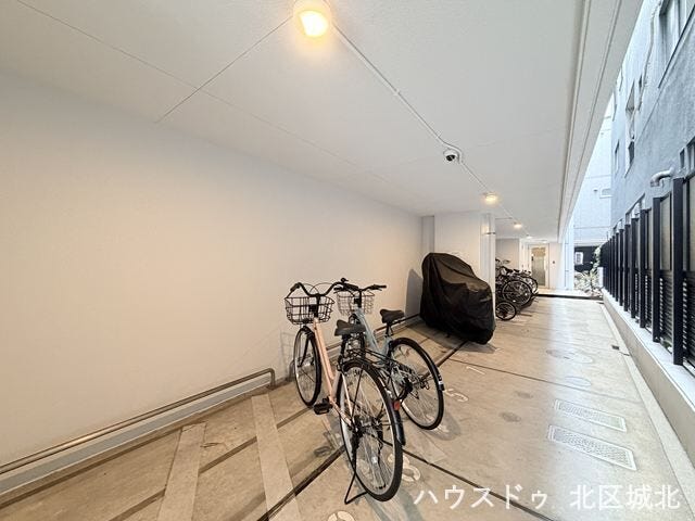 居住者専用の屋根付き駐輪場。大切な自転車を雨や日差しから守り、快適にご利用いただけます。
