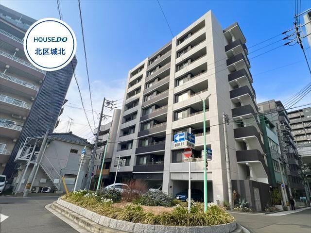 【外観】
丸の内駅徒歩9分、名古屋駅も徒歩圏の好立地。存在感あるスタイリッシュな外観のマンションです。