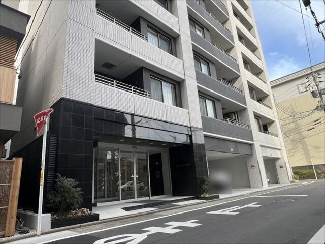 落ち着いたモノトーン外観とガラス張りの開放的なエントランス。高級感あるデザインで来客時の印象も良好です。