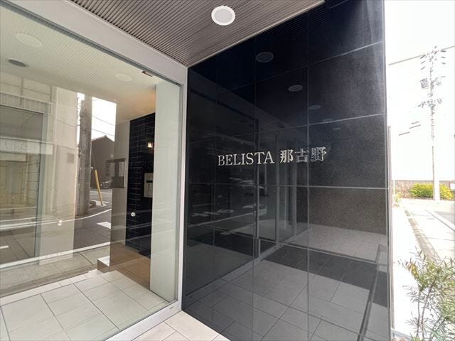 重厚感あるタイル張りのエントランス。オートロック付きで安心感があり、ホテルライクな上質空間が住まいの価値を高めます。