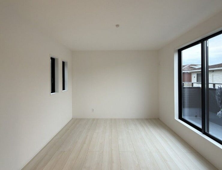 大きな窓が気持ちの良い洋室