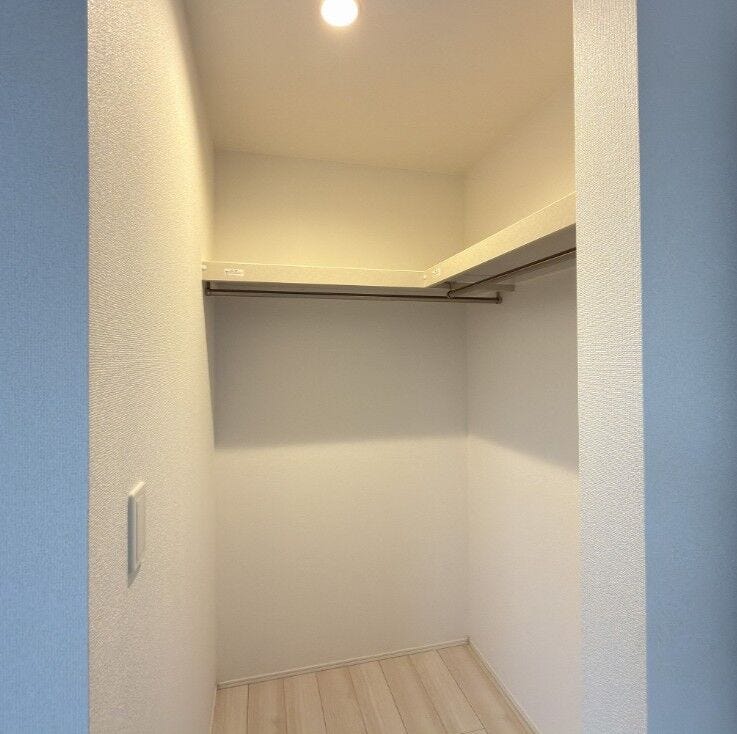 奥行きも高さも充分な大容量WIC