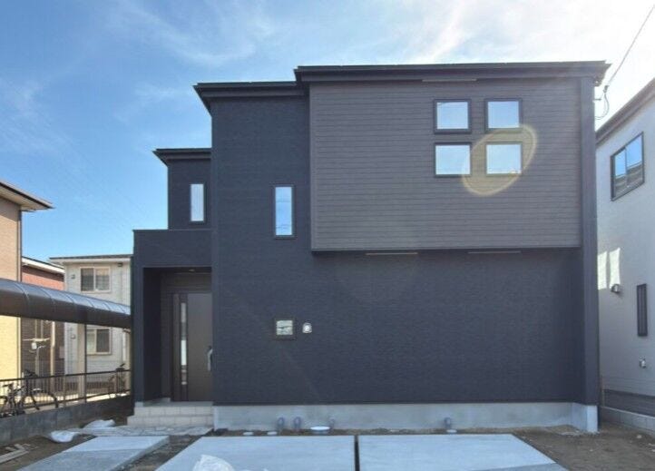 【外観】
●カースペース並列2台可能!
●南東側も開けた開放的な敷地◎