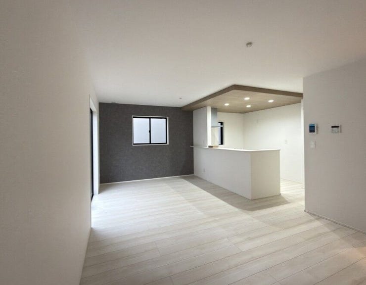 大きな窓からは温かい日差しが差し込みます