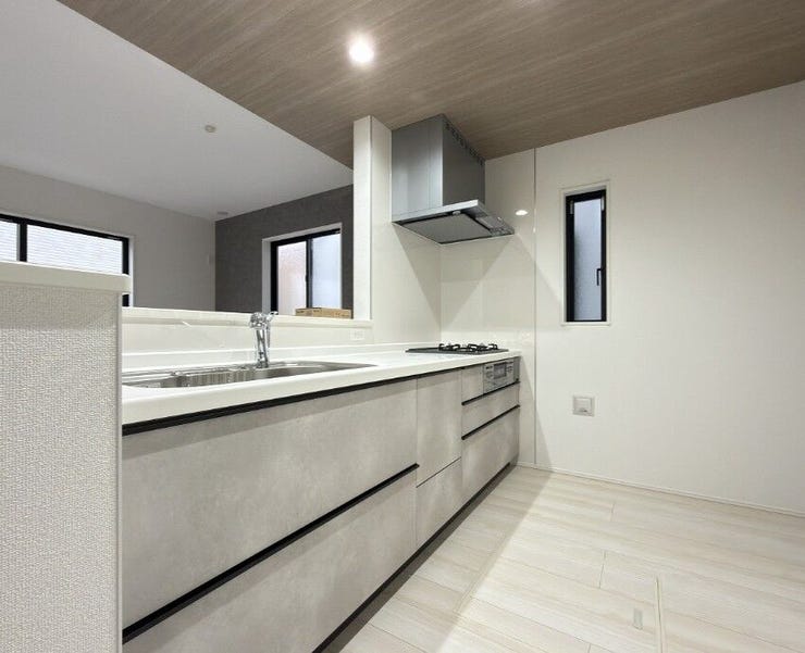 リビングを一望できるシステムキッチンを採用