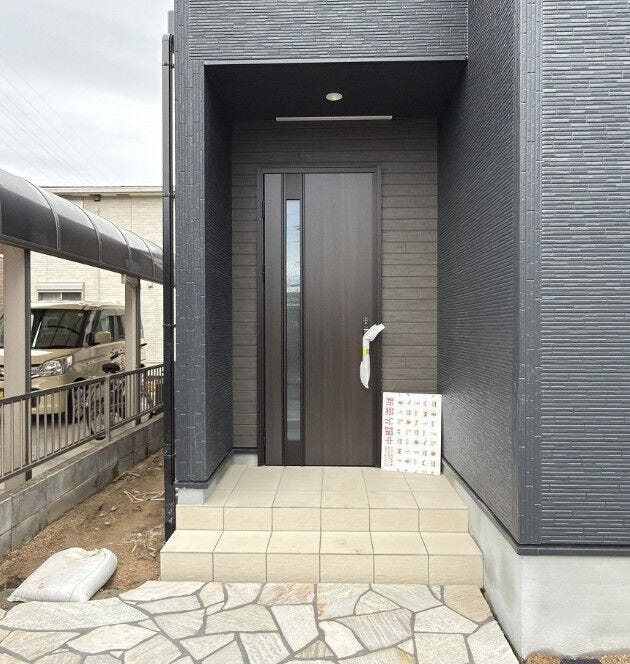 シックなデザインの玄関ドア