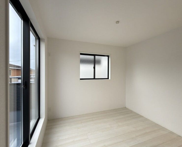 シンプルなデザインの洋室