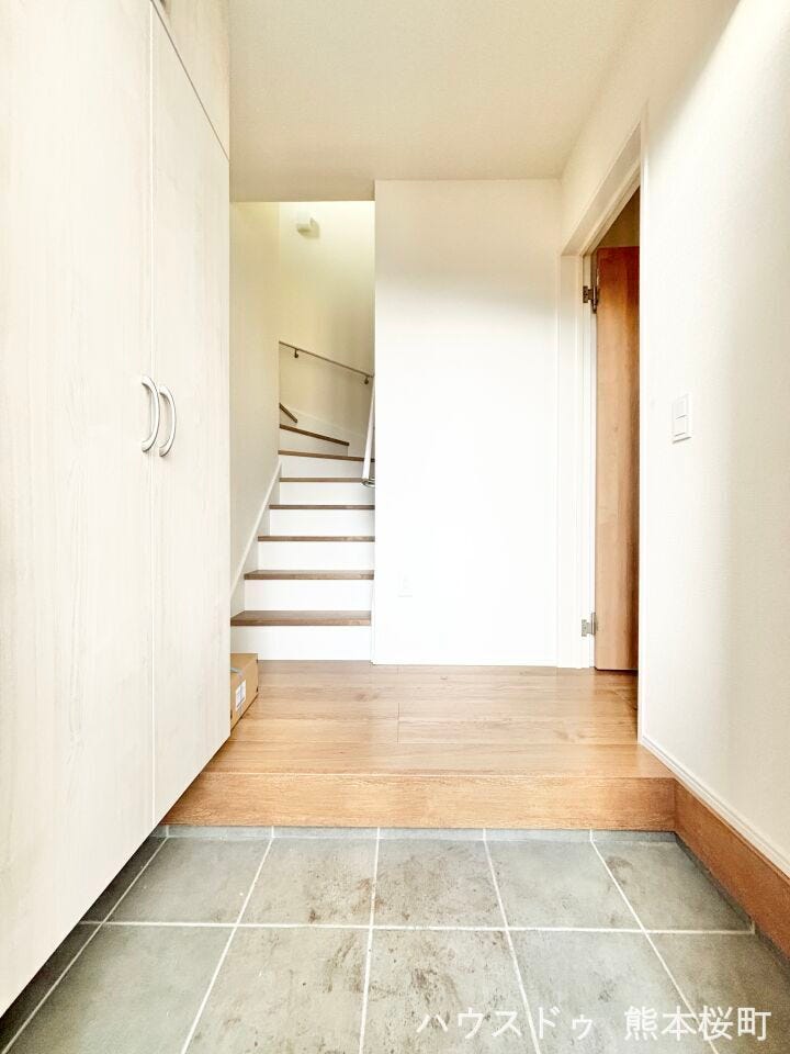 ■「しまう」が叶える美しい玄関■大容量のシューズボックスがあることでいつも整理された、気持ちの良い「家の顔」を保てます。