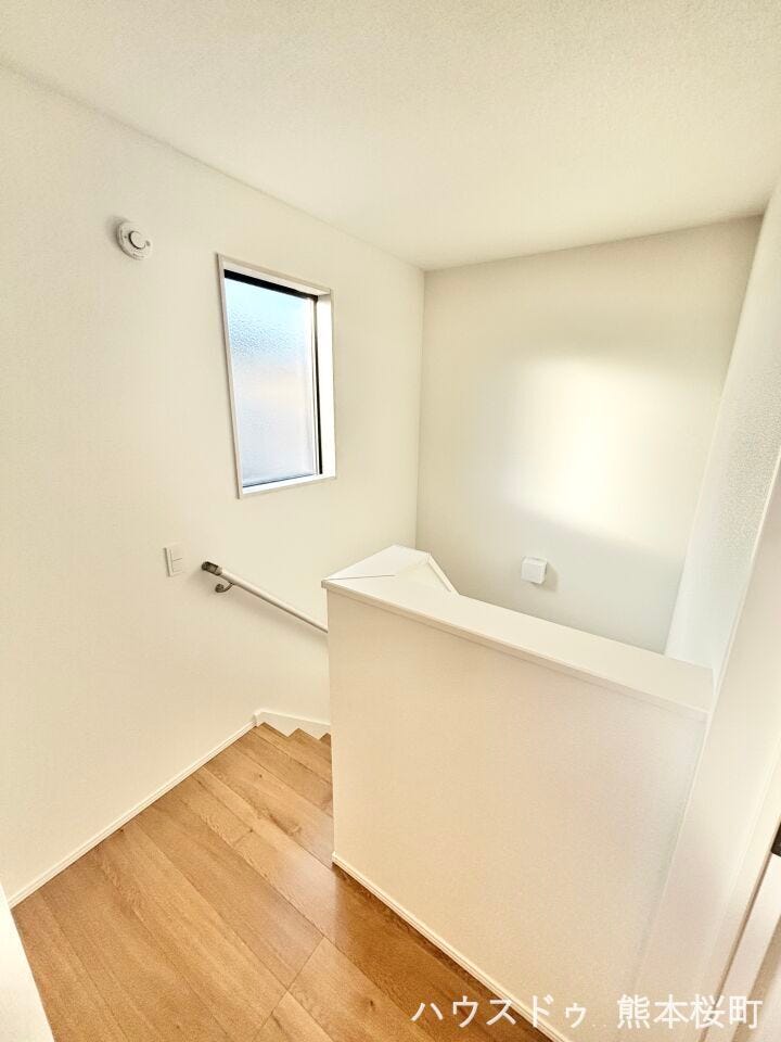 ■暮らしを繋ぐ、明るい動線■採光窓から光が差し込み、足元を優しく照らす。安全で快適な、家族の生活を支える縦の繋がりです。