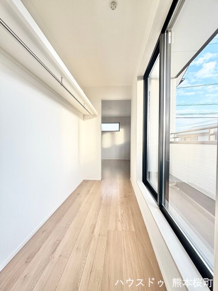 ■2階7.1帖洋室WIC■衣類から小物まで一ヶ所に集約。整理整頓がしやすく、毎日のコーディネートが楽しくなるゆとりの収納です。